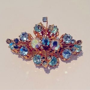 Stunning vintage Karu Arke inc aurora borealis brooch.